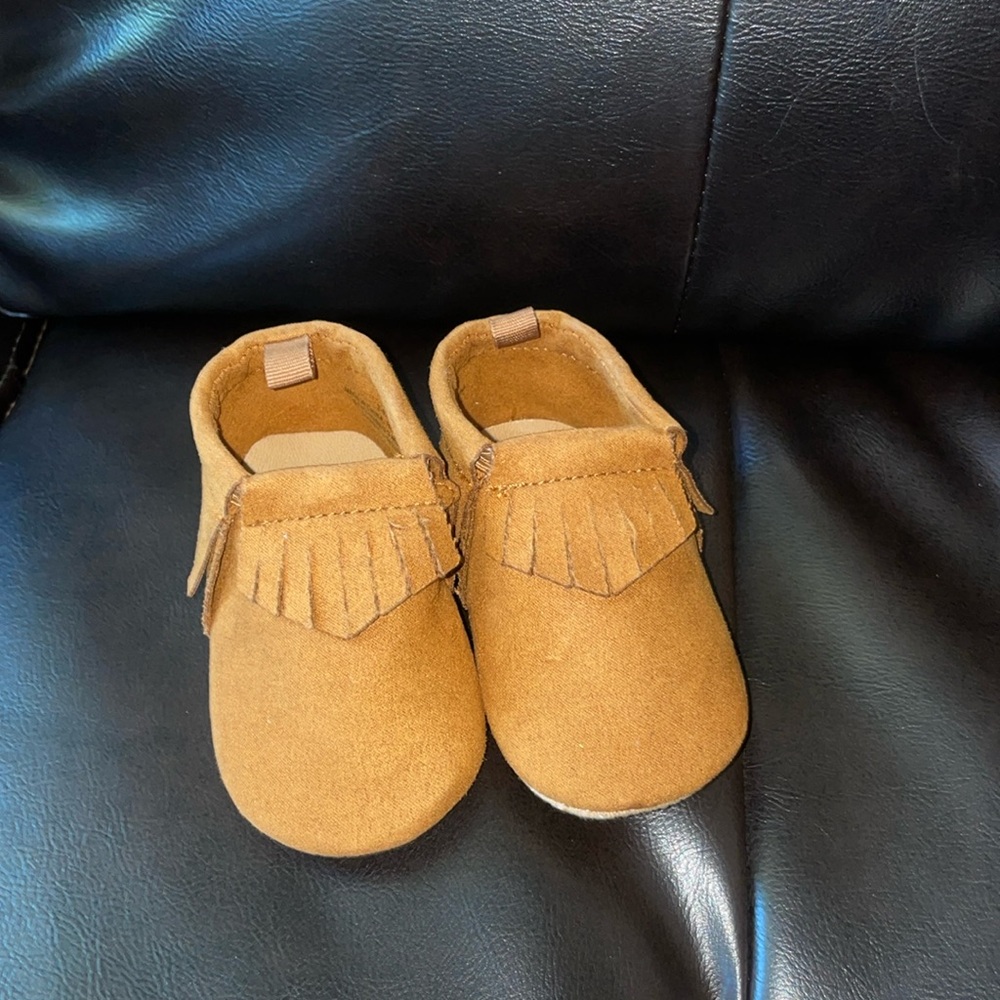 Baby moccasin slippers, size 2c 3-6 months